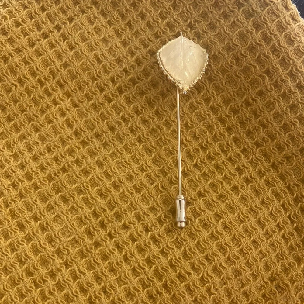 Elegant Leaf Brooch stick Pin